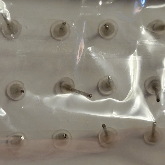 12 pair black and white studs - Picture 2 of 2